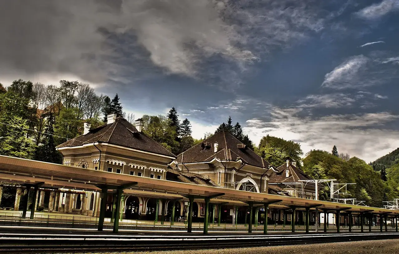 Clădirea istorică și peroanele Gării Sinaia