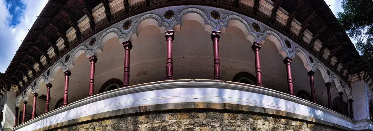 Detaliu panoramic al galeriei Mănăstirii Sinaia