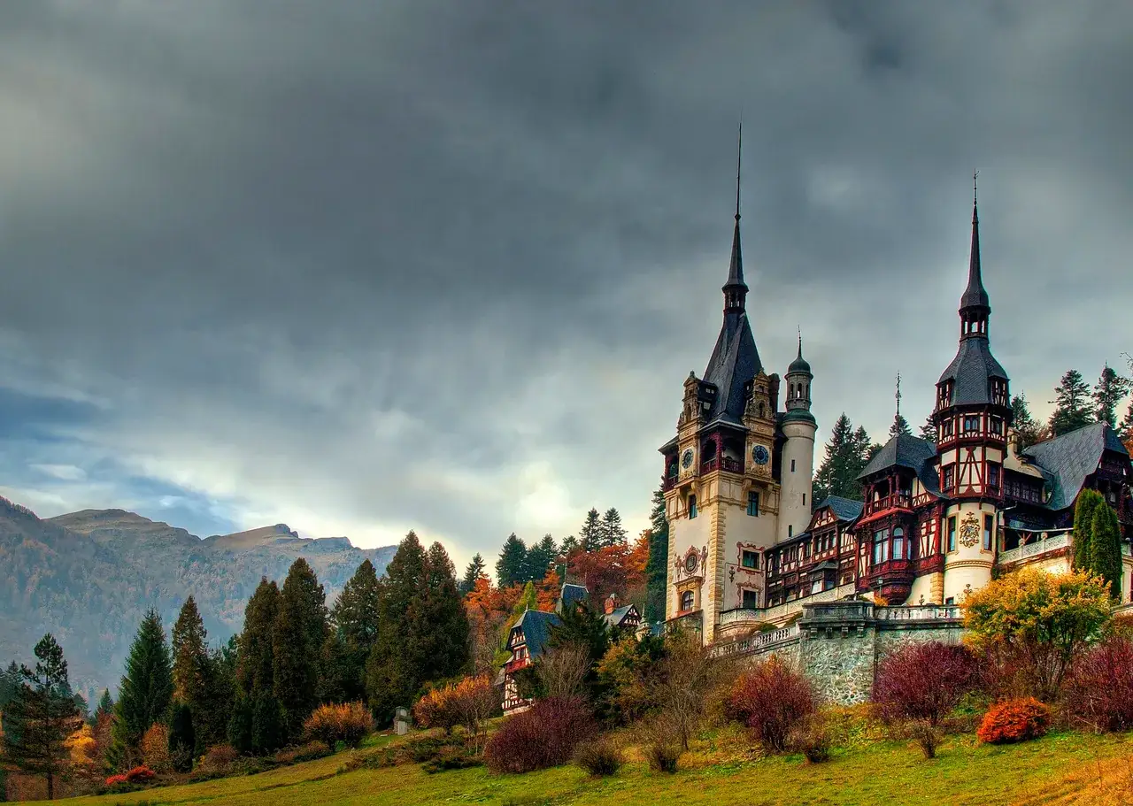 Castelul Peleș și Munții Bucegi într-o zi de toamnă