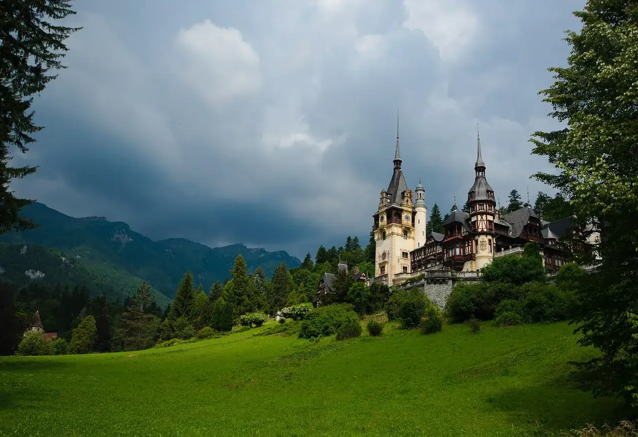 Castelul Peleș văzut din parcul domeniului regal