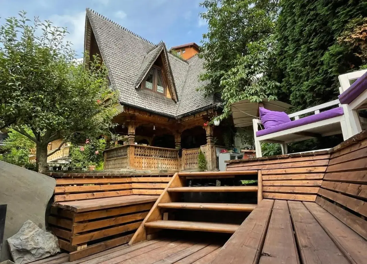Casa IEUD – CĂTUN Sinaia — vedere principală a proprietății
